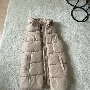 Väst i strl S - Köpt ifrån Nelly.com