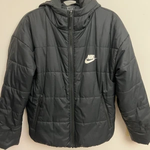 Nike jacka - Nike jacka i storlek S. Inget är sönder på den.