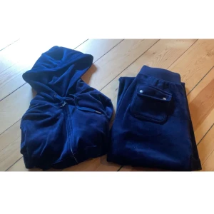 Juicy Couture Night Sky S - ❤️ TRYCK EJ PÅ KÖP NU ❤️ Säljer mitt Juicy set som jag köpte för ca 4-5 månader sen. Skicket är prima och är knappt använda. Färgen är Night Sky 🌌🥰 Nypris: 2300kr