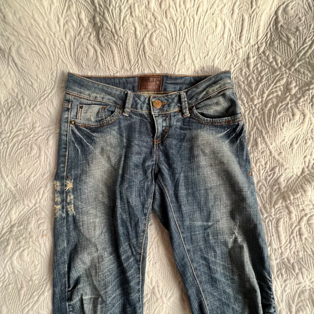 Jeans från Gina gruvors gamla collection! Vet ej vilken storlek men jag har 32 i jeans och de passar mig! Har även 70-72 i midjemått! Köpta för 200. Jeans & Byxor.