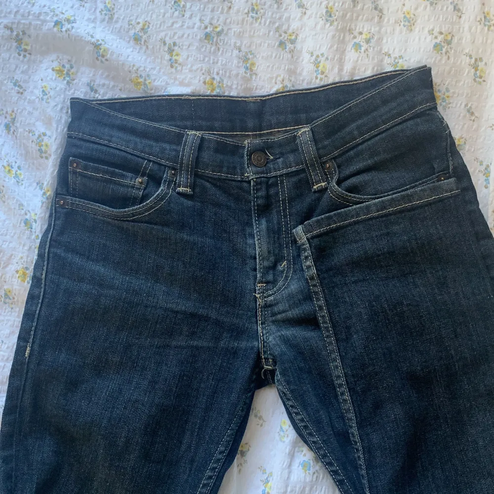 Fri frakt!💗511 jeans från levi’s som är knappt använda, inte min stil riktigt. lågmidjade. passar mig som är 36!. Jeans & Byxor.
