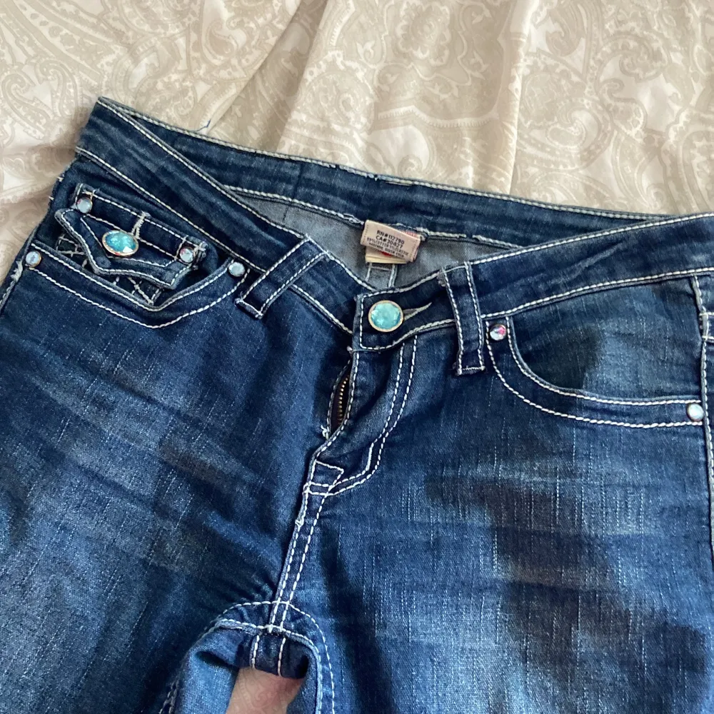 Säljer dessa SKIT snygga true religion jeans,säljs för dem är inte min stil längre vilket är synd men dem är jätte fina verkligen,har en liten defekt man inte tänker på och det är att en knapp saknas men det går att fixa❤️. Jeans & Byxor.