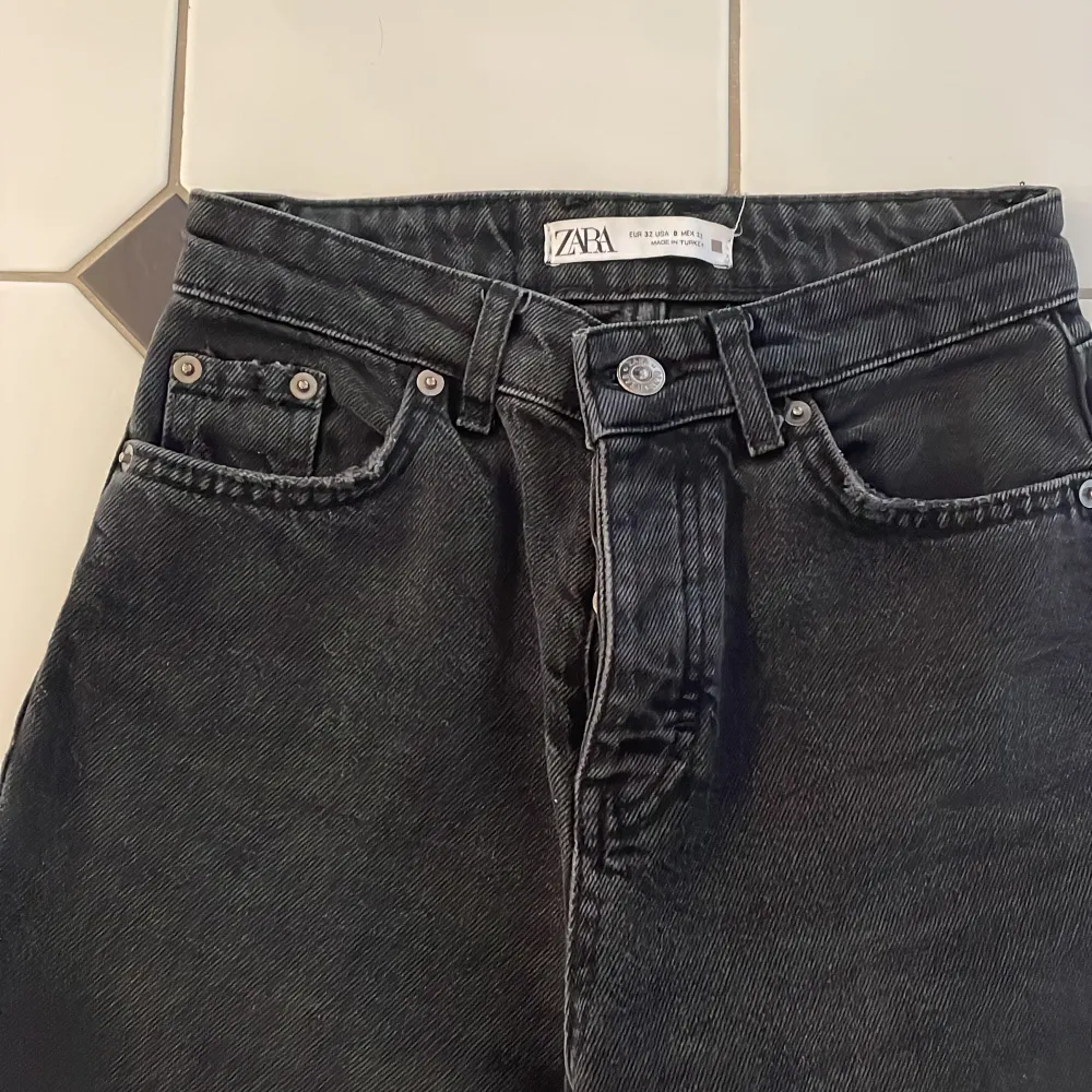 Raka jeans  Storlek: EUR 32, USA 8, Mex 22 Grå/svart färg . Jeans & Byxor.