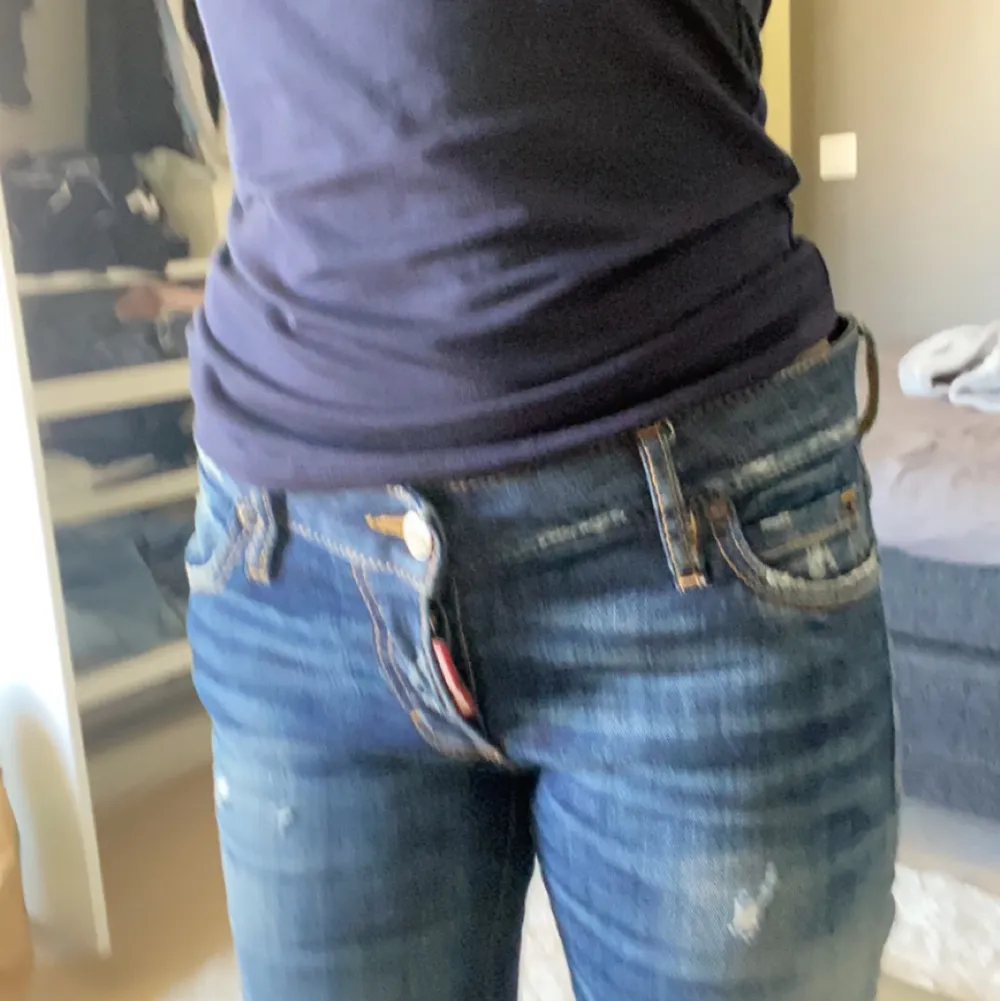 Säljer mina Dsquared jeans då de inte kommer till användning. Super bra skick💕. Jeans & Byxor.
