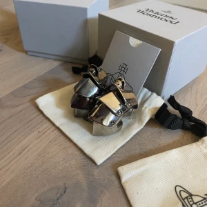 Vivienne Westwood Armour Ring - Vivienne Westwood Armour Silver ring storlek XL. Har små fingrar men sizing är rätt skum så den bör passa dom flesta. Använd men i gott skick, självklart äkta, finns kvitto osv.  Gunmetal är såld!!!