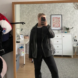 Skinnjacka  - Säljer min fina skinnjacka då jag inte längre får användning av den.  Lite oversize i modellen så den sitter baggy på.  Jätte fint skick inga defekter💕