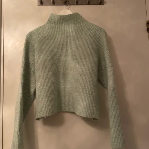 Stickad tröja - Stick tröja i mint grön, från Gina. Bra skick! 