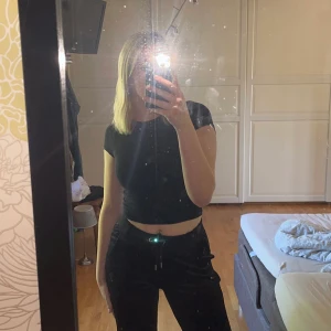 Juicy byxor  - Säljer mina juicy byxor med text i storlek L. Säljer dom pågrund av att dom är för stora. Inte använda så mycket 