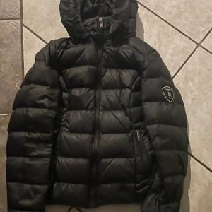 Jacka -   Kom privat för bilder på! Jätte fin rock and blue jacka ! Använd lite förra vintern men inga skador elr så.  Köparen står för frakten.  