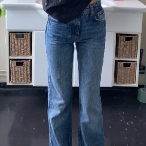 Zara jeans!!❤️‍🔥 - Jätte fina zara jeans som tyvärr inte kommer till användning längre. Jeansen är klippta för att passa någon som är runt 160! 💕(Dom är klippta från början) nypris: 359kr