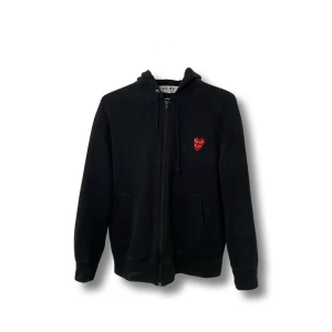 comme des garçons play zip-hoodie - second hand comme des garçons play zip-up hoodie. bra skick. storlek XL, passar M
