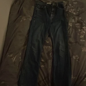 Jeans mango - Skit snygga bootcut byxor från mango ser lite slitna ut på bilderna men de e verkligen inte de kan tyvärr inte visa hur de ser ut på eftersom de e för små 