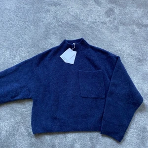 Stickad tjocktröja  - Den här tröjan är i såå mysigt material. Den är helt oanvänd eftersom den inte passade i storleken och tyvärr fick jag den i present och hade inte chansen att lämna tillbaka den.