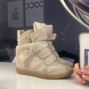 Isabel marant skor - KAN BYTA MOT NÅTT I SAMMA PRISKLASS Skor från isabel marant, bra skick, nypris 5200kr. Blev rekommenderad att gå upp 2 storlekar av personalen på Nk pga små i storlek, där var storlek 40, passar mig med 38 i andra skor. Bra skick , färgen ecru. 