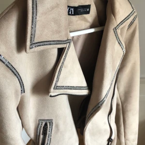 Vår/höst jacka - Jacka ifrån Zara i storlek S!! Så så så fin, nypriset har jag för mig är 799kr 💗 Den är använd 1 gång och såklart är den som ny 👌🏻 Kontakta vid intresse💘