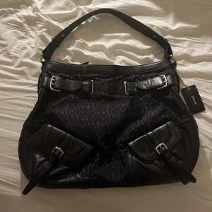 Snygg vintage DKNY väska med fina detaljer (äkta, har ingen lap), bra skickt och parfekt för att ha runt axeln!
