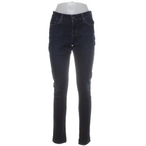 Levis jeans - Mid Rise Levis jeans i bra skick, säljer så dom var lite för stora på mig ☺️