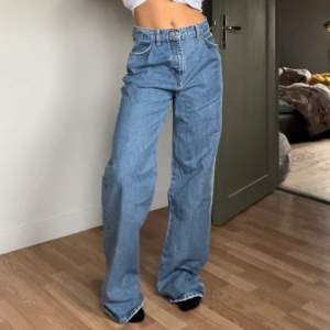 Väldigt baggy jeans, sparsamt använda. Köparen står för eventuell frakt. 🌸