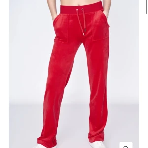 Juciy couture  - helt oanvända juicy couture byxor samt kofta, med prislapp på byxan är storlek XS och koftan storlek S, ifall du vill ha bilder på plaggen kan jag skicka privat;)