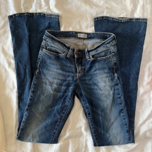 Skitsnygga Boot cut Jeans low waist  - Säljer dessa skitsnygga Jeans från en vintage-butik i Uppsala. Köpta för några månader sen. Sitter jätte bra på mig i längden och jag är 1,67 cm lång. Säljer för 300kr men köpte för 500kr. tryck inte på köp nu! Kom privat för innerbenslängd och midjemått💛
