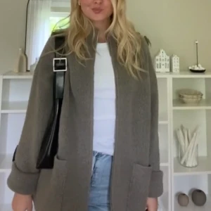 Cardigan Zara - Använd ca 3 gånger så är i fint skick, slutsåld på hemsidan. Köpte för 599kr så  budet börjar på 400kr. Köp direkt för 650kr+frakt ❤️
