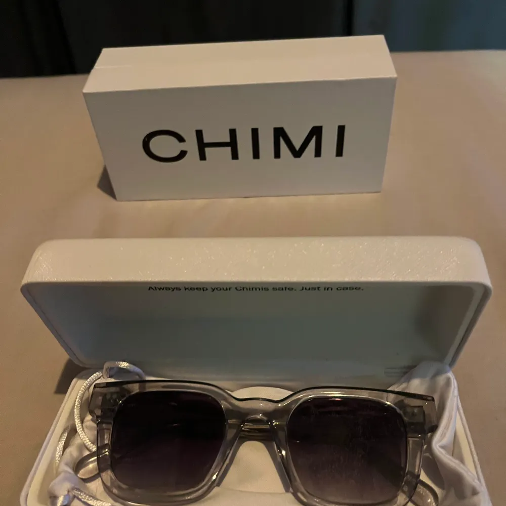 Säljer dessa fina och populära chimi 04 grey glasögon då jag har tröttnat på dom. Skicket är väldigt bra (9/10). Om mer bilder önskas kan jag skicka.. Accessoarer.
