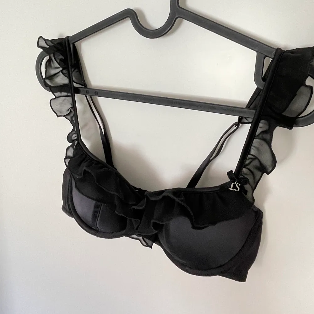 BH with silk fabric, size 34B/ 75B We can arrange pick up in person in Malmö or free shipping within Sweden. International shipping has additional costs. #freeshipping #gratisfrakt. Toppar.