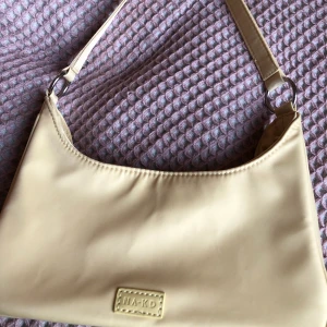 Gul väska - Gul väska från nakd! Älskar den, men får aldrig användning för den! Frakt tillkommer på 30kr!