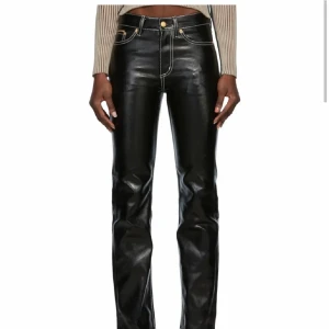 Eytys jeans  -  Lågmidjade jeans från eytys som inte säljs längre helt oanvända eftersom det inte passade. De är lågmidjade i läderimitation strl 30/32 i deras modell cypress tar jeans. Nypris ligger på 2200kr