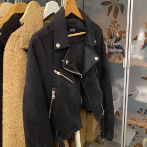Bikerjacka mocka - Svart bikerjacka i mocka från pull&bear i storlek M men passar även S om lite oversize önskas! Använd fåtal gånger🌸