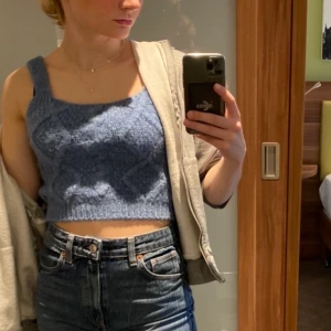 Stickat linne - Säljer detta stickade linne. Den går att använda med eller tröja under. Använd fåtal gånger🥰