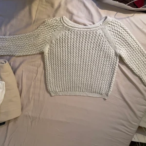 Stickad tröja  - Löst stickad tröja.    Ps säljer ut massa plagg billigt, köper du 5 st eller fler får du 15% på allt 