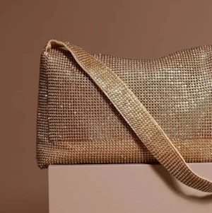 Bianca x Nelly London bag - Säljer en guldig London bag från Biancas kollektion med Nelly, endast använd en gång så den är i nyskick!🤍