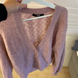 Rosa stickad kofta - Så söt rosa stickad kofta från bikbok i storlek S