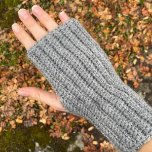 Torgvantar - Säljer nu återigen virkade torgvantar av mig🥰Skriv privat ifall du är intresserad. Finns även i flera olika färger! 110kr+frakt(45kr) ❤️❤️