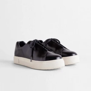 Eytys - Eytys i skinn som är i nyskick som säljs då de är förstora och kan inte lämna tillbaka. Box och påse följer med. Bara att höra av sig vid frågor eller mer bilder, vill gärna bli av med de fort!(frakt ingår vid snabb affär)❤️❤️