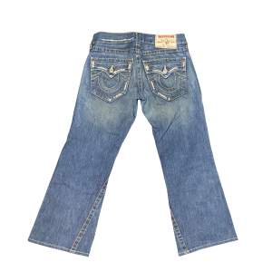 Ett par feta rare true religion jeans i bra skick, säljer då de inte min stil längre! Pris kan sänkas ! 