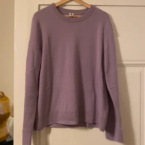 ARKET lila kasmir stickad, L - 100% Kashmir lila/lavendel stickad tröja från Arket. Knappt använd. Herrstorlek L för oversized fit. Nypris 1500! Köpare står för frakt. 