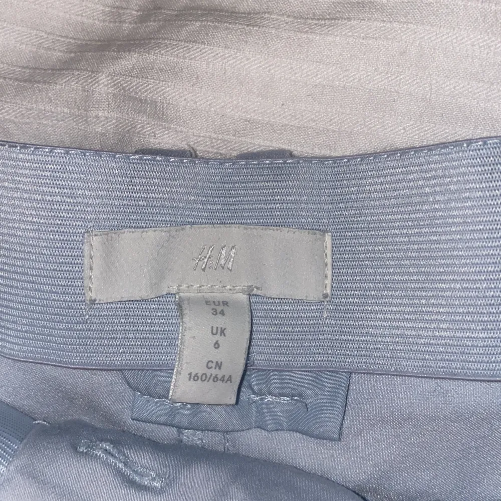 Ett par ljusblåa kostymbyxor från H&M i storlek 34/xs. Använda men fortfarande bra skick! Säljer för 100kr. . Jeans & Byxor.