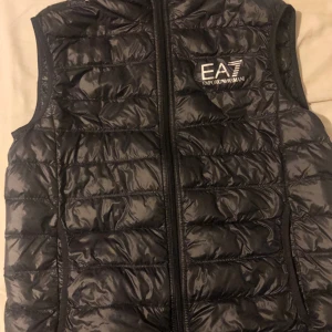 Ea7 väst storlek s (svart) - Säljer min väst då jag ej använder den mer och har fixat en ny väst. Västen är i god skick o har inga skador.