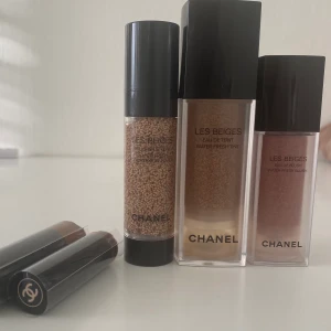 Chanel Les Beiges smink  - 1) Les Beiges Water-Fresh complexion touch. B30. använt 1-2 pumpar 2) Les beiges water-Fresh tint i medium. 80% återstår 3) water-fresh blush. Använt cirka 4 pumpar. 2 helt nya, oanvända borstar medföljer Nypris: 2030kr Säljs för: 1500kr INKLUSIVE frakt 