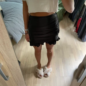 Kjol med volanger - Skitsnygg kjol med volanger💖 Tyvärr har den ett hål på sidan vilket inte syns på bilderna men det är väldigt enkelt att sy ihop då det endast är sömmen som gått upp💖Köpt second hand så vet inte vart den kommer från riktigt