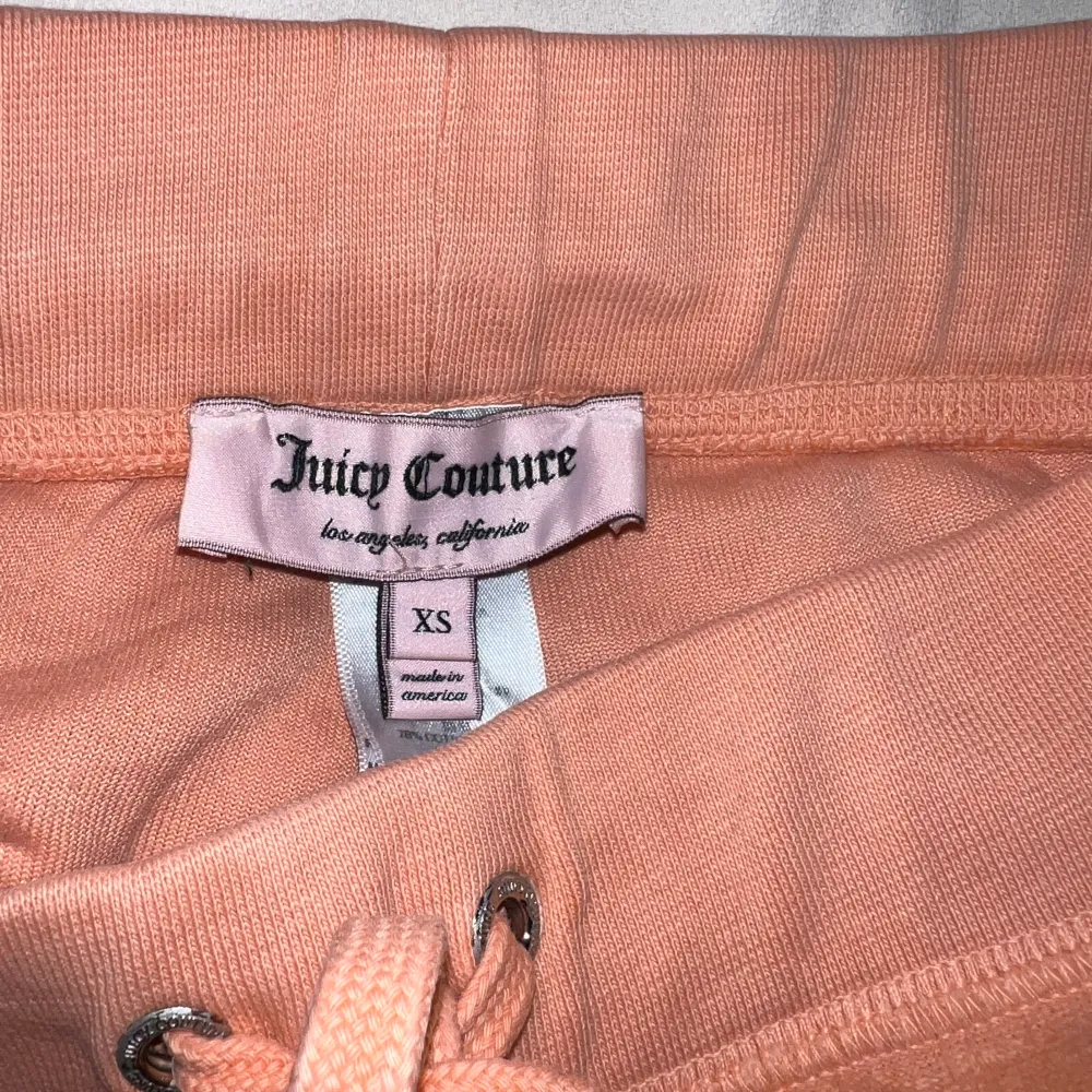 Orangea mjukisbyxor från Juicy Couture i storlek XS. I använt skick med lite slitage.   Passar längdmässigt för någon som är 155-160cm.. Jeans & Byxor.