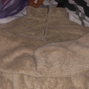 Står på bilden  - As skön och fluffig skön till vintern eller när de är kallt skriv privat för mer bilder/info pris kan diskuteras💕