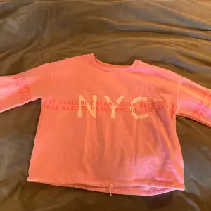 Sweatshirt med NYC tryck, magtröja, lite använd.