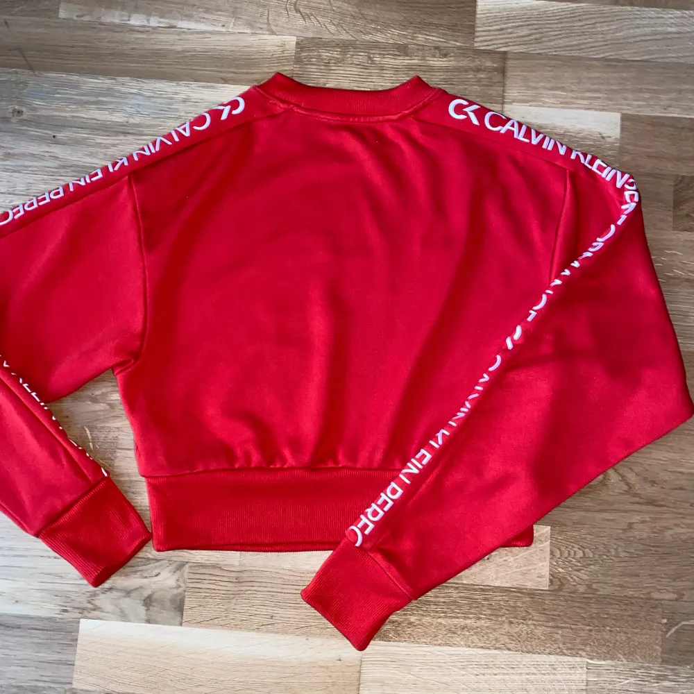 Röd sweater från Calvin Klein Performance strl XS men passar definitivt S också. Funkar som vardagsplagg men även att träna i. Använf max 4-5 ggr. Ev frakt betalas av köparen.. Hoodies.