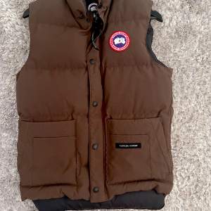 Givetvis äkta inköpt Nk. Snygg brun Canada Goose väst. XSmall Passar även Small. Inköpt NK /Sthlm