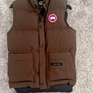 Grymt snygg Canada Goose väst! - Givetvis äkta inköpt Nk. Snygg brun Canada Goose väst. XSmall Passar även Small. Inköpt NK /Sthlm