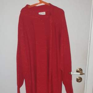 Säljer nu min jätte fina ill röda klänningen som glittrar jätte mycket kom privat för fler bilder 