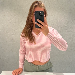 Randig långärmad topp - En randig långärmad topp från NA-KD i en fin rosa färg. Toppen är i nyskick och nästan helt oanvänd. Hör av dig med eventuella frågor💕💕